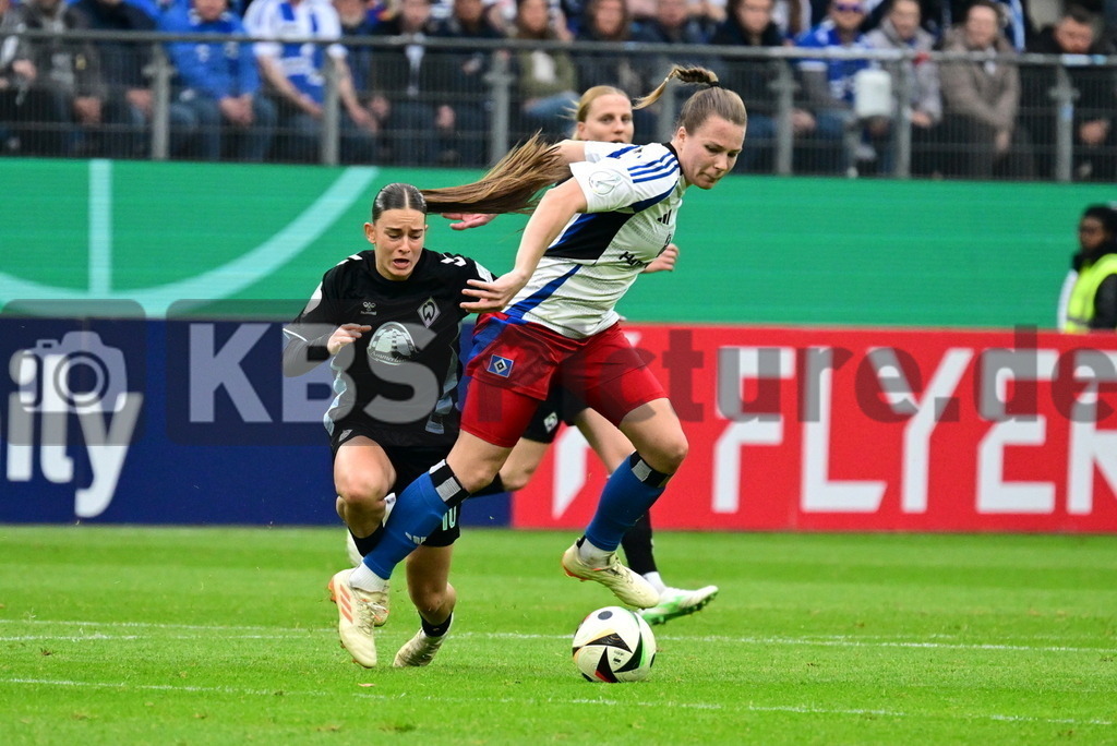 KBS Picture_HSV-Bremen_Frauen_016 | v.l. Mahmoud Tuana (Werder Bremen Frauen) , Meyer Christin (HSV Frauen) ,Sportplatz :  Volksparkstadion, - Realisiert mit Pictrs.com