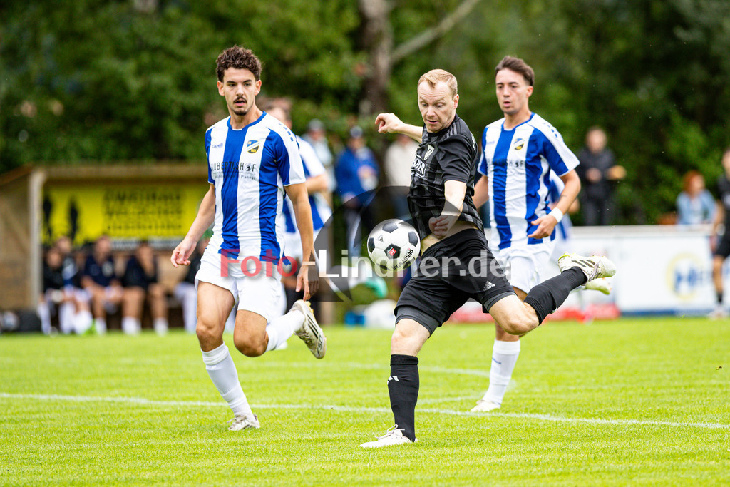 SV Polling gegen SV Planegg-Krailing | Fußball Herren Bezirksliga Oberbayern Süd 2025/26 1. Spieltag, SV Polling gegen SV Planegg-Krailing, 20250727,Philipp SELIGMANN (SV Polling 9) in Aktion, 2025-07-27 in Polling (Sportplatz Polling), Philipp SELIGMANN (SV Polling 9), Leonardo LAJQI (SV Planegg-Krailing 22), Copyright: WolfgangxLindner www.foto-lindner.de