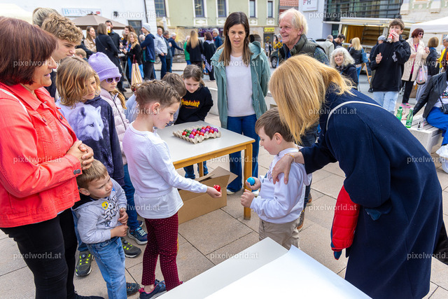Eierpecken am Hauptplatz | Bildershop von pixelworld.at - Realisiert mit Pictrs.com