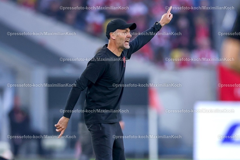 F9524042601078 | 24.04.2026, Fußball, Fortuna Düsseldorf - SC Dynamo Dresden, 2. Fußball Bundesliga, Herren, Merkur Spiel-Arena, 31. Spieltag, Saison 2025 2026: Cheftrainer Alexander Ende (Fortuna Düsseldorf) gestikulierend am Spielfeldrand   DFB regulations prohibit any use of photographs as image sequences and or quasi-video.