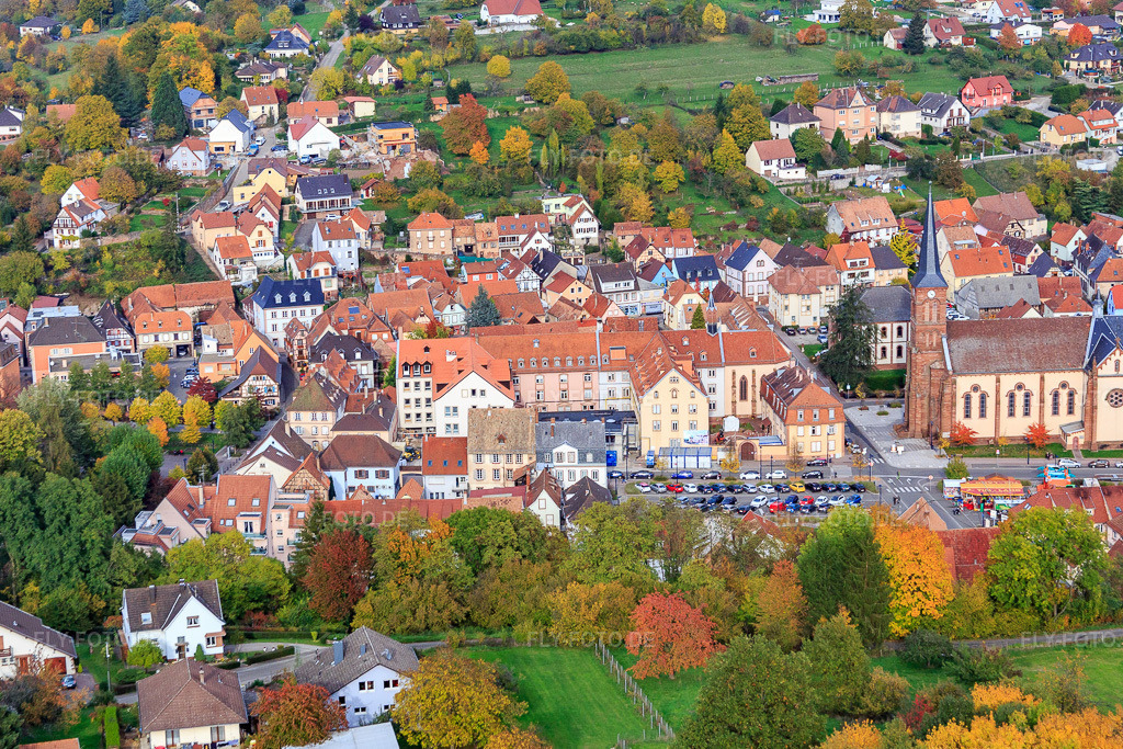 Luftbild: Av. Foch in Niederbronn-les-Bains im Bundesland Bas-Rhin in Frankreich. – Foto: IMG_084755.jpg vom 24.10.2015 durch Werner Riehm/FLY-FOTO.de – Auflösung des Originals: 4874 x 3249 px