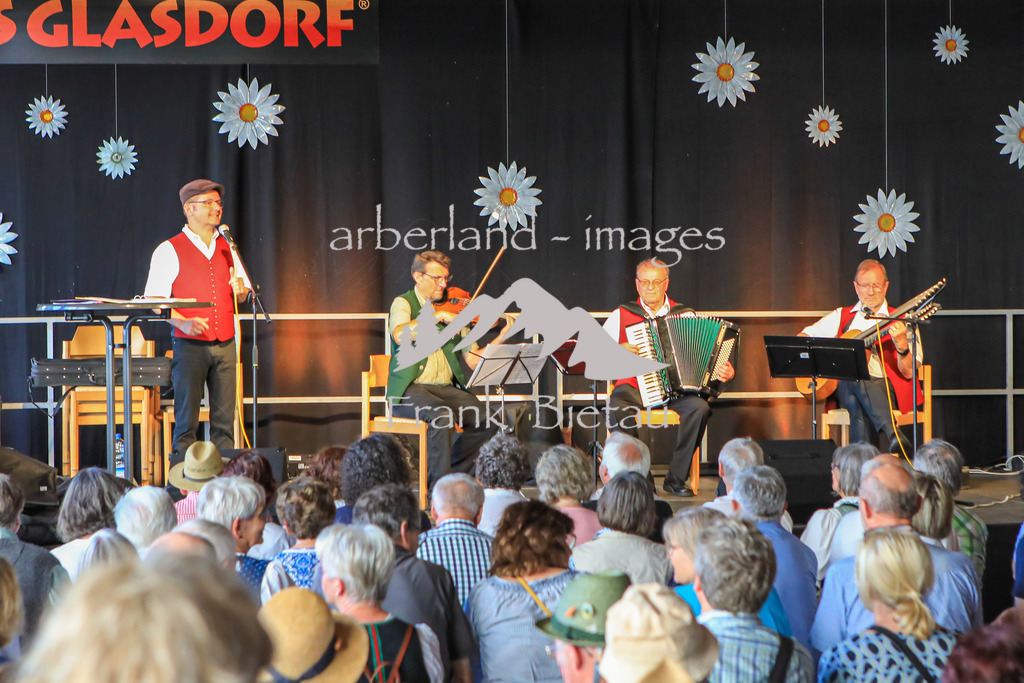 OE7A3751 | die Traktorenhalle im Landwirtschaftsmuseum, bis auf den letzten Platz voll besetzt