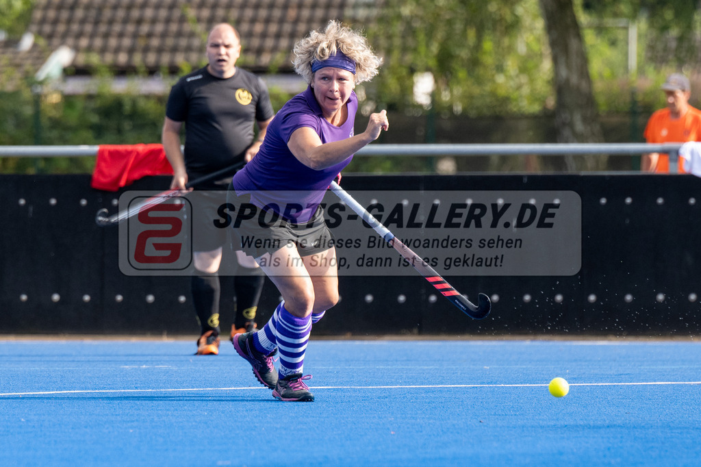 SFE_20240817_0188 | Krefeld, Deutschland, 17.08.2024:  European Cup for Recreational Hockey Players im KTHC Stadion Rot-Weiss Köln Tennis and Hockey Club am 17.08.2024 in Krefeld, Deutschland. (Foto von Stephan Fehrmann)Krefeld, Germany, 17.08.2024: European Cup for Recreational Hockey Players in KTHC Stadion Rot-Weiss Köln Tennis and Hockey Club at 17.08.2024 in Krefeld, Deutschland. (Foto from Stephan Fehrmann)