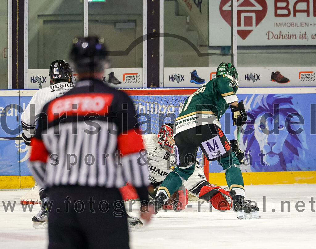 2025-11-25_088_TSV_Erding_gegen_EHF_Passau_Black_Hawks | Erding, Deutschland, 25.11.2025:Eishockey, Oberliga Süd 2025 / 2026, 20. Spieltag, TSV Erding gegen EHF Passau Black Hawks, Endergebnis: 2:3 n.V.Torwart Janik Engler (EHF Passau Black Hawks, #30), Elia Ostwald (Erding Gladiators, #17)Foto: Christian Riedel / fotografie-riedel.net