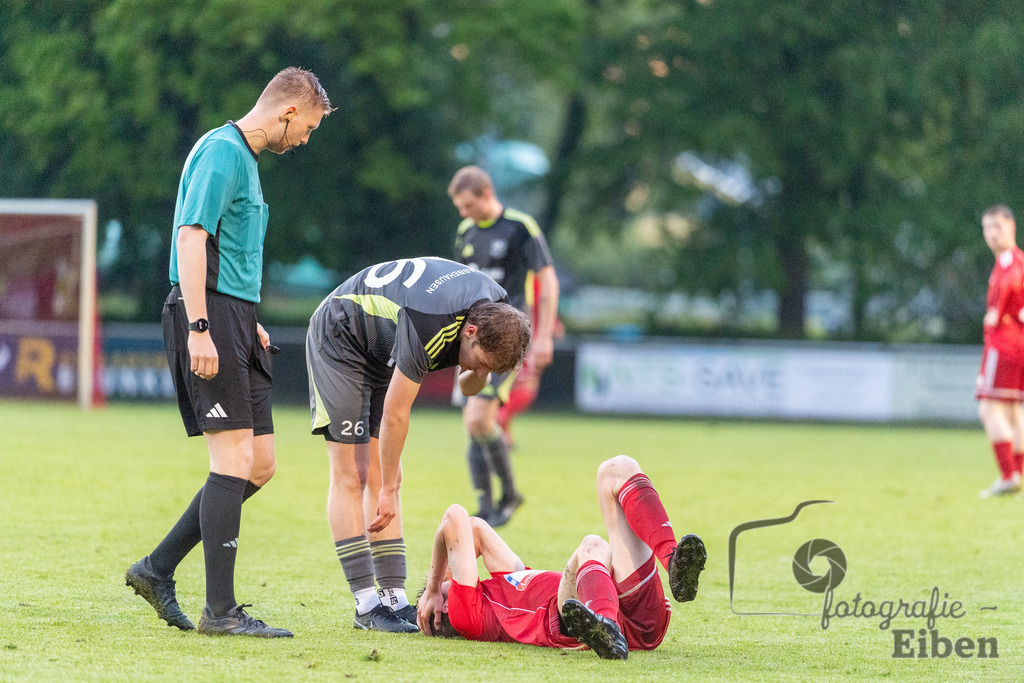 SV Eintracht Wiefelstede-TSV Abbehausen | Bezirksliga Herren; SV Eintracht Wiefelstede (rot)-TSV Abbehausen (grau) am 13.05.2026 in Wiefelstede (Sportanlage), Photo: Philip Eiben 2026 - Realisiert mit Pictrs.com