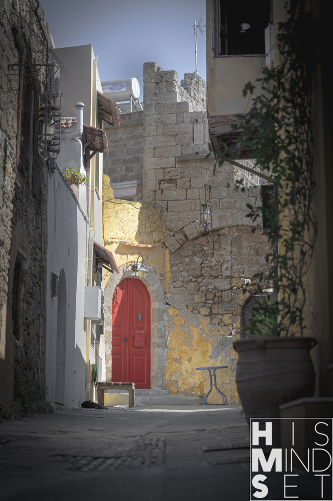 Die Rote Tür | Sichere dir dein Lieblingsbild von HISMINDSET als Print für dein Zuhause oder das Büro! - Realisiert mit Pictrs.com