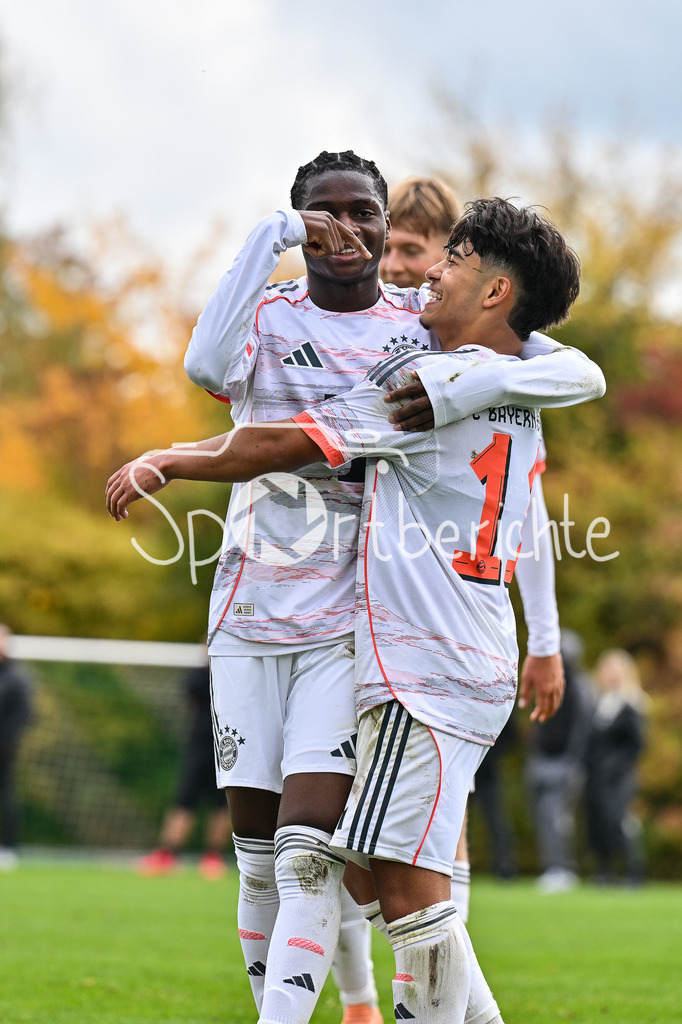 SpVgg Unterhaching U19 - FC Bayern München U19 | Jubel der Gäste nach dem Treffer zum 0-3 durch Maycon Douglas NORMANHA CAROZO (FC Bayern München U19 11) / Hattrick / Tor / Torschuetze / Freude / Happy / U19 DFB Nachwuchsliga: SpVgg Unterhaching - FC Bayern München; Sportschule Oberhaching am 18.10.2025