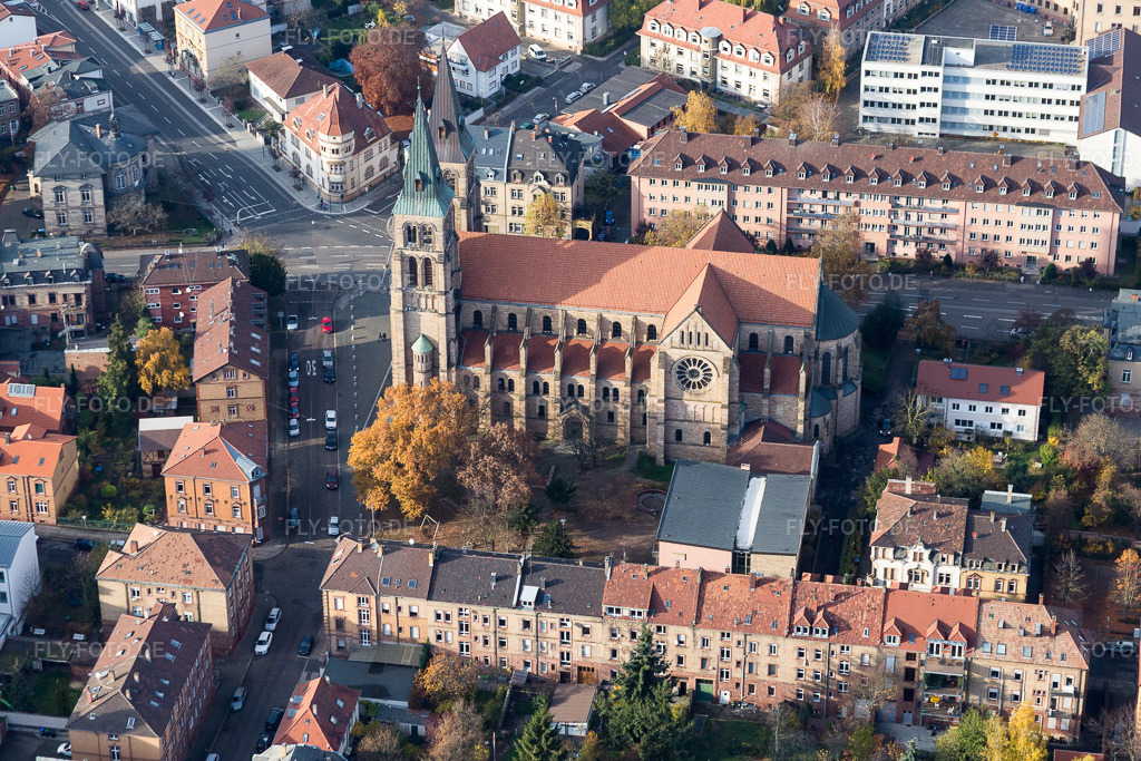 Luftbild: Kirchengebäude von St.Maria im Altstadt- Zentrum der Innenstadt in Landau in der Pfalz im Bundesland Rheinland-Pfalz in Deutschland. Foto: IMG_085102.jpg vom 08.11.2015 durch Werner Riehm/FLY-FOTO.de