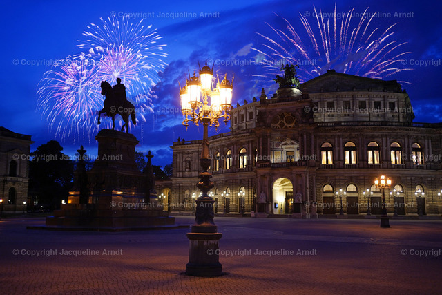 feuerwerk | Fotografie Photography Dresden Photoshooting  Fotoshooting Fotografin Dresdencity Bilder  Foto Dresdenvideos Kalender Postkarten Bilderdownload Portrait Hochzeitsfotografie Familienfotos Bewerbungsbilder Studiofotografie Fotograf Dresdenbilder Business - Realisiert mit Pictrs.com