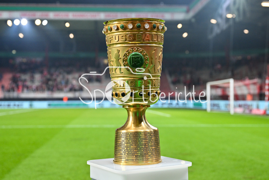 1. FC Union Berlin - FC Bayern München | BERLIN, GERMANY - 03. DECEMBER: im Bild das Objekt der Begierde vor dem Match zwischen dem 1. FC Union Berlin und dem FC Bayern München beim Achtelfinale des DFB-Pokales im Stadion an der alten Försterei / DFB Pokal / Symbolbild