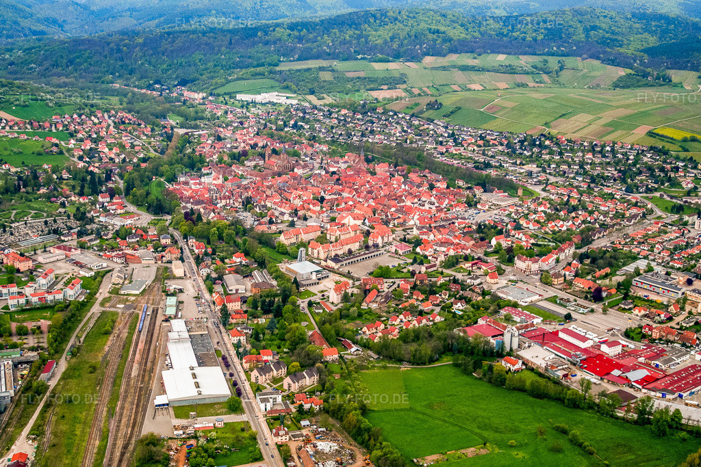 Luftbild: Ortsansicht von Westen im Ortsteil Altenstadt in Wissembourg im Bundesland Bas-Rhin in Frankreich. – Foto: IMG_1687.jpg vom 01.05.2006 durch Werner Riehm/FLY-FOTO.de – Auflösung des Originals: 3304 x 2203 px