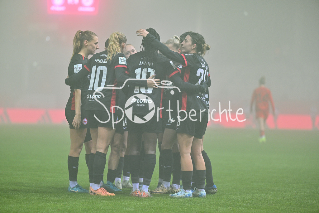 FC Bayern München Frauen - SG Eintracht Frankfurt Frauen | Jubel nach dem Treffer zum 1-1 durch Etonam Nicole ANYOMI (Eintracht Frankfurt Frauen 19) / freude / happy / Tor / Torschuetzin / Google Pixel Frauen Bundesliga: FC Bayern Muenchen - Eintracht Frankfurt, FC Bayern Campus am 04.11.2024