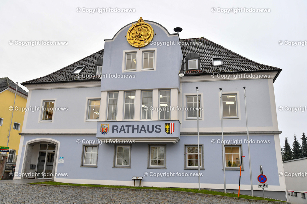 Peuerbach_ 11.01.2023-27 | 11.01.2023, Peuerbach, AUT, Georg von Peuerbach, im Bild Astrolabium - Uhr auf dem Peuerbacher Rathaus