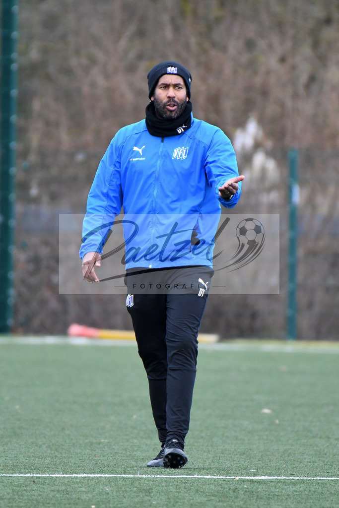 20200131_TRAOSN_0026 | Fußball, Herren: Trainer Daniel Thioune (VfL Osnabrueck) schaut waehrend der Trainingseinheit des VfL Osnabrueck im Sportpark Illoshoehe am 31.01.2020 in Osnabrueck, Deutschland. - Realisiert mit Pictrs.com