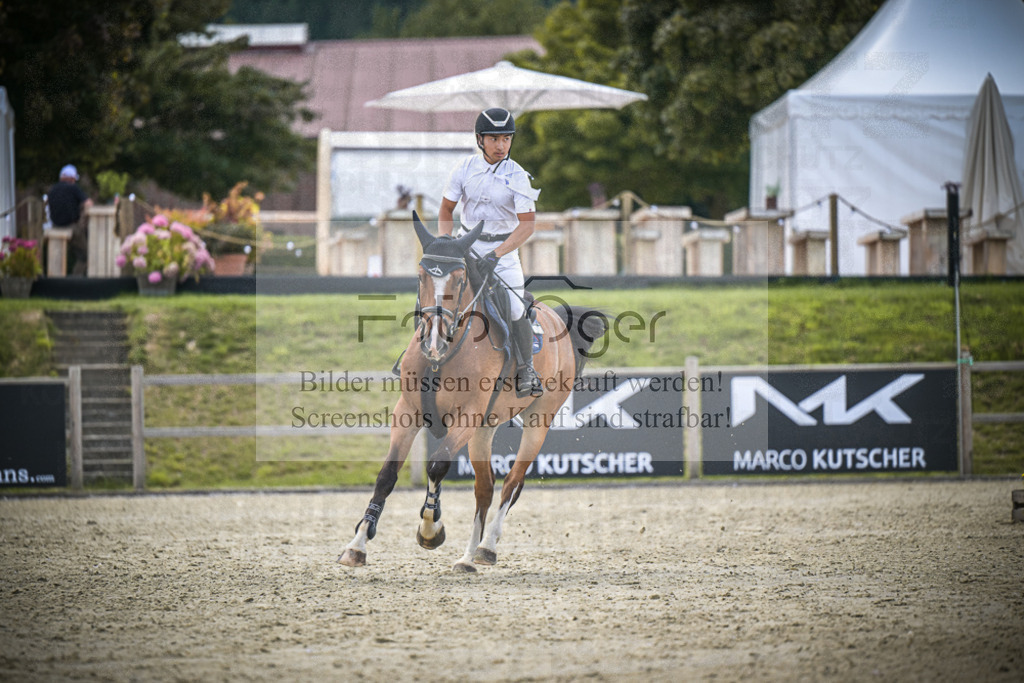 DOS_6841 | Entdecke hochwertige Reitturnierfotos von Foto Oger. Professionell, emotional und authentisch – jetzt Lieblingsmomente im Shop bestellen.Deutschlandweite Turnierfotografie. - Realisiert mit Pictrs.com