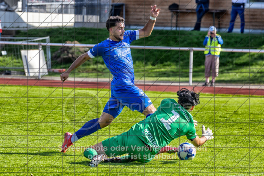 20250824_163933_0491-Bearbeitet | #,1.FC Eislingen (blau) vs. MTV Stuttgart (rot), Fussball, Landesliga 2 - wfv, 02. Spieltag, Saison 2025/2026, Rasenplatz, Eichbachstation, Haldenstraße, 73054 Eislingen, 24.08.2025 - 15:00 Uhr,Foto: PhotoPeet-Sportfotografie/Peter Harich