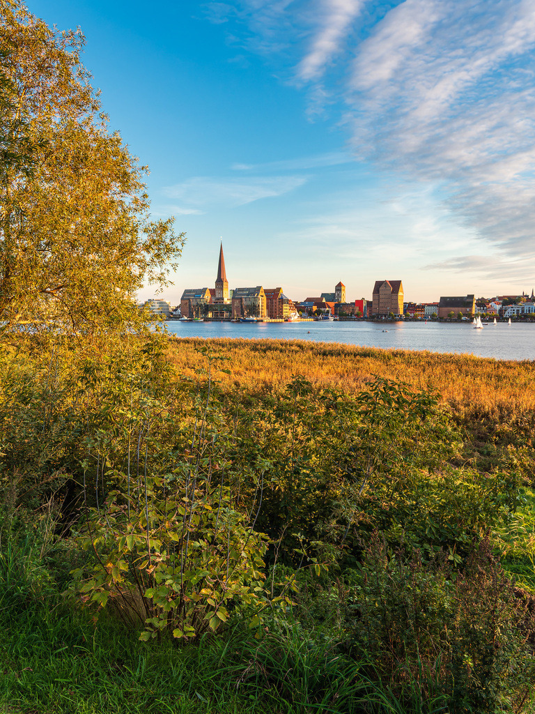 Blick über die Warnow auf die Hansestadt Rostock am Abend | Blick über die Warnow auf die Hansestadt Rostock am Abend.