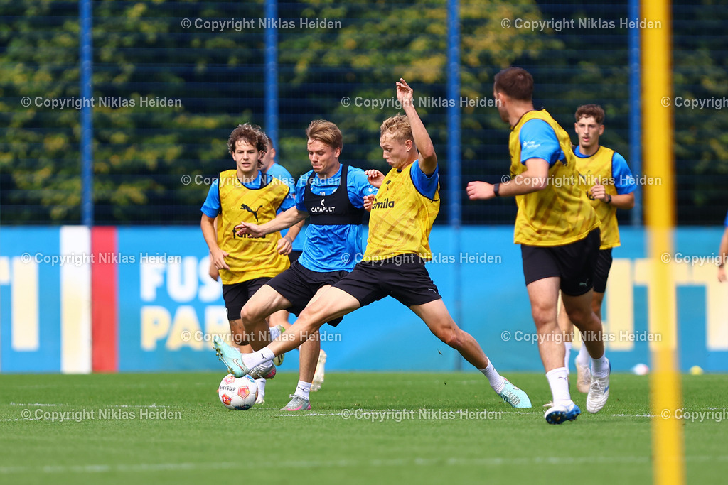 NH_HolsteinKiel_Training_28082025 | #15 Kasper Davidsen und #10 Jonas Therkelsen (beide Holstein Kiel)Fußball I Herren I Training I Saison 2025-2026 I Holstein Kiel I 28.08.2025 I Citti-Fußballpark