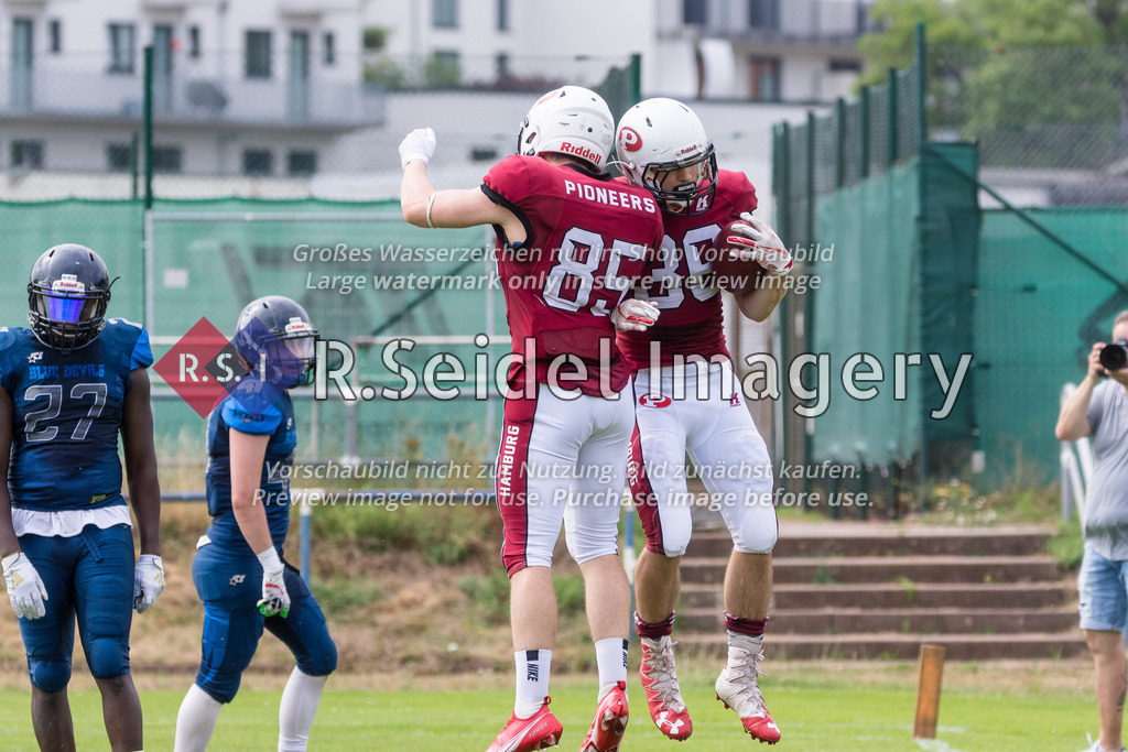 American Football, Saison 2022, Regionalliga Nord, Hamburg Blue Devils - Hamburg Pioneers, Dr.-Hermann-Schnell-Sportplatz (Hamburg), 13.08.2022, 8. Gameweek | Julian Völling (#85, Pioneers, WR) und Lucas Shodrock (#36, Pioneers, WR) jubeln nach dem Touchdown.