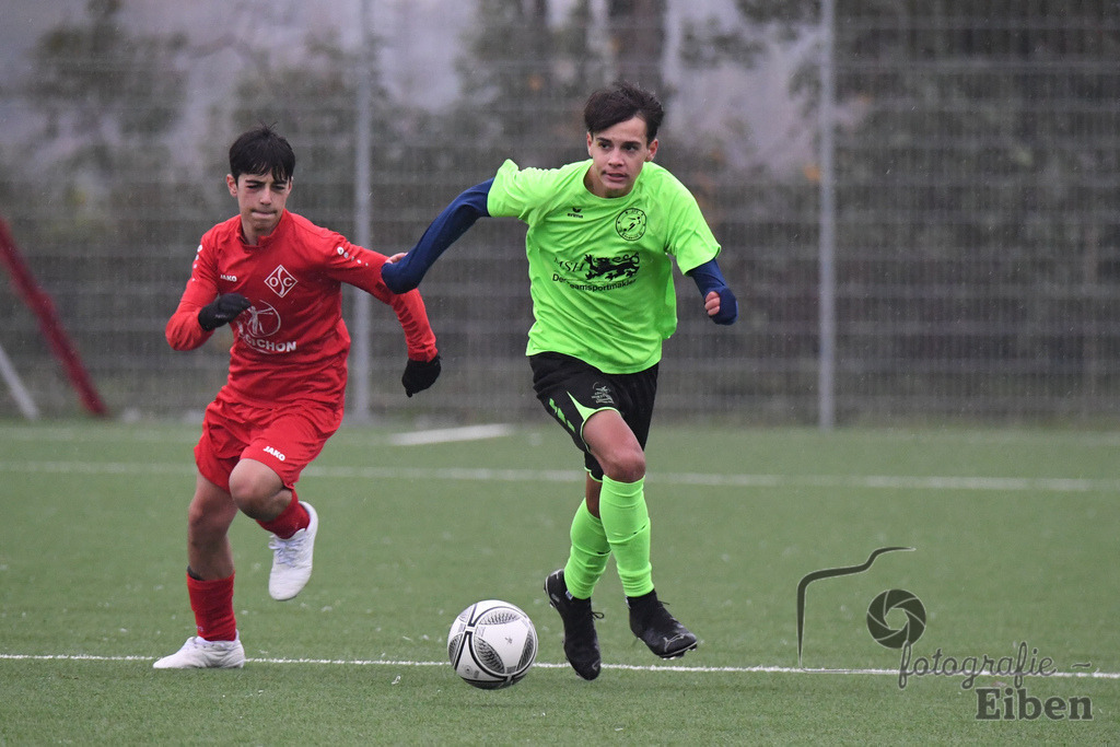 JFV Edewecht-Osnabrücker SC | C-Jugend Landesliga; JFV Edewecht (grün)-Osnabrücker SV (rot) am 18.11.2023; in Edewecht (Sportanlage Göhlenweg), Photo: Philip Eiben 2023 - Realisiert mit Pictrs.com