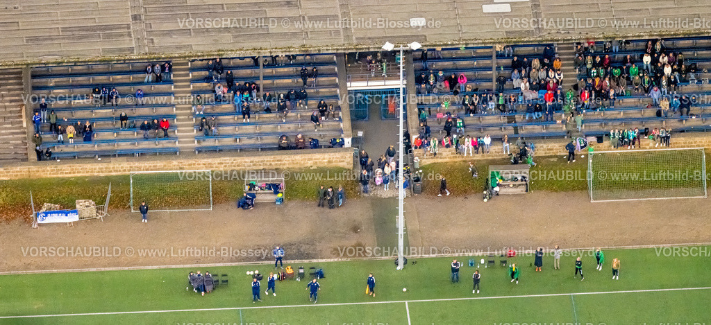 Gelsenkirchen231103084 | Luftbild, Tribüne und Zuschauer mit Trainer und Trainerinnen am Spielfeldrand der Kampfbahn Glückauf, Fußballstadion des DJK Teutonia Schalke-Nord 1921 e.V., ehemalige Heimspielstätte des FC Schalke 04, Schalke-Nord, Gelsenkirchen, Ruhrgebiet, Nordrhein-Westfalen, Deutschland