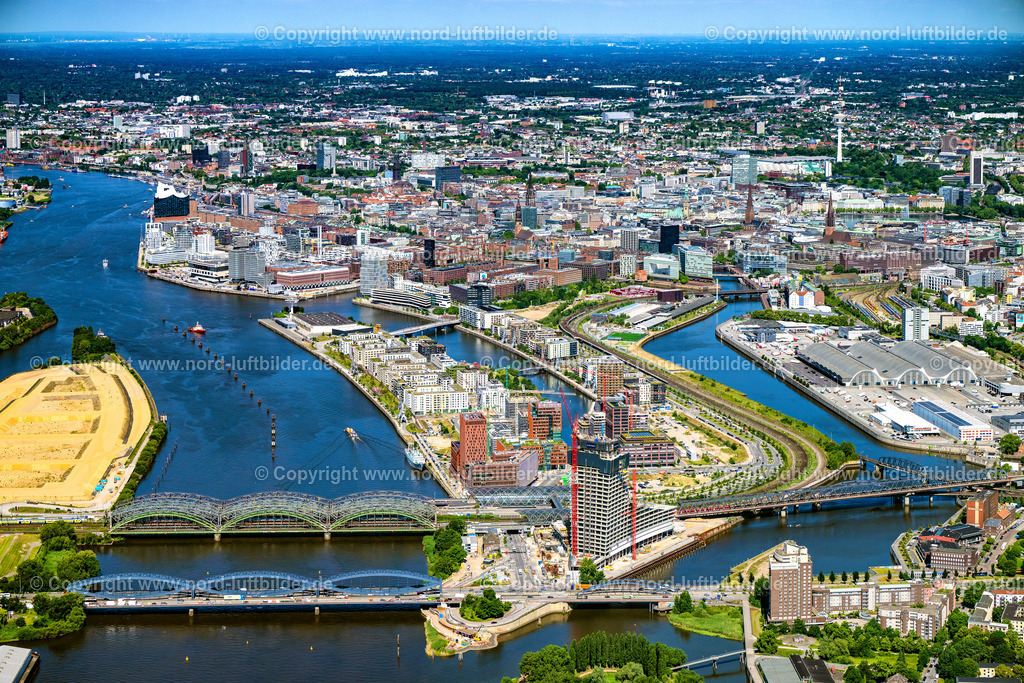 Hamburg_Baakenhafen_Hafencity_ELS_6820200625 | HAMBURG 20.06.2025 Baustelle zum Neubau des Hochhaus- Gebäudekomplexes " Elbtower " an der Zweibrückenstraße zwischen Oberhafenkanal und Norderelbe im Ortsteil HafenCity in Hamburg, Deutschland. Weiterführende Informationen bei: Adolf Lupp GmbH + Co KG,  Akustik-Ingenieurbüro Moll GmbH,  BTB Betontechnik GmbH,  David Chipperfield Architects - Gesellschaft von Architekten mbH,  Ed. Züblin AG,  Implenia AG,  LV Baumanagement AG,  NOBU HOTELS CORPORATE OFFICE,  SIGNA HOLDING GMBH. // Construction site for new high-rise building complex " Elbtower " on Zweibrueckenstrasse between Oberhafenkanal and Norderelbe in the district HafenCity in Hamburg, Germany. Further information at: Adolf Lupp GmbH + Co KG,  Akustik-Ingenieurbuero Moll GmbH,  BTB Betontechnik GmbH,  David Chipperfield Architects - Gesellschaft von Architekten mbH,  Ed. Zueblin AG,  Implenia AG,  LV Baumanagement AG,  NOBU HOTELS CORPORATE OFFICE,  SIGNA HOLDING GMBH. Foto: Martin Elsen