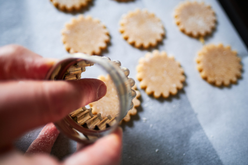 Herstellung von Weihnachtsgebäck | Wien, Austria - December 08, 2020: Herstellung von Weihnachtsgebäck, Linzeraugen auf dem Backblech. - Realisiert mit Pictrs.com