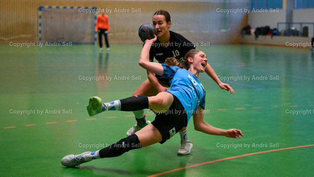 SG Wift vs Suchsdorfer SV | Alexandra Beckmann (Wift #5) / Marie Timm (Suchsdorf #10 erhält hier eine 2-Minuten-Zeitstrafe)Handball-Oberliga Schleswig-Holstein Frauen 2024/2025 / SG Wift vs Suchsdorfer SV / KSV-Halle / Neumünster / 10.11.24 - Realisiert mit Pictrs.com