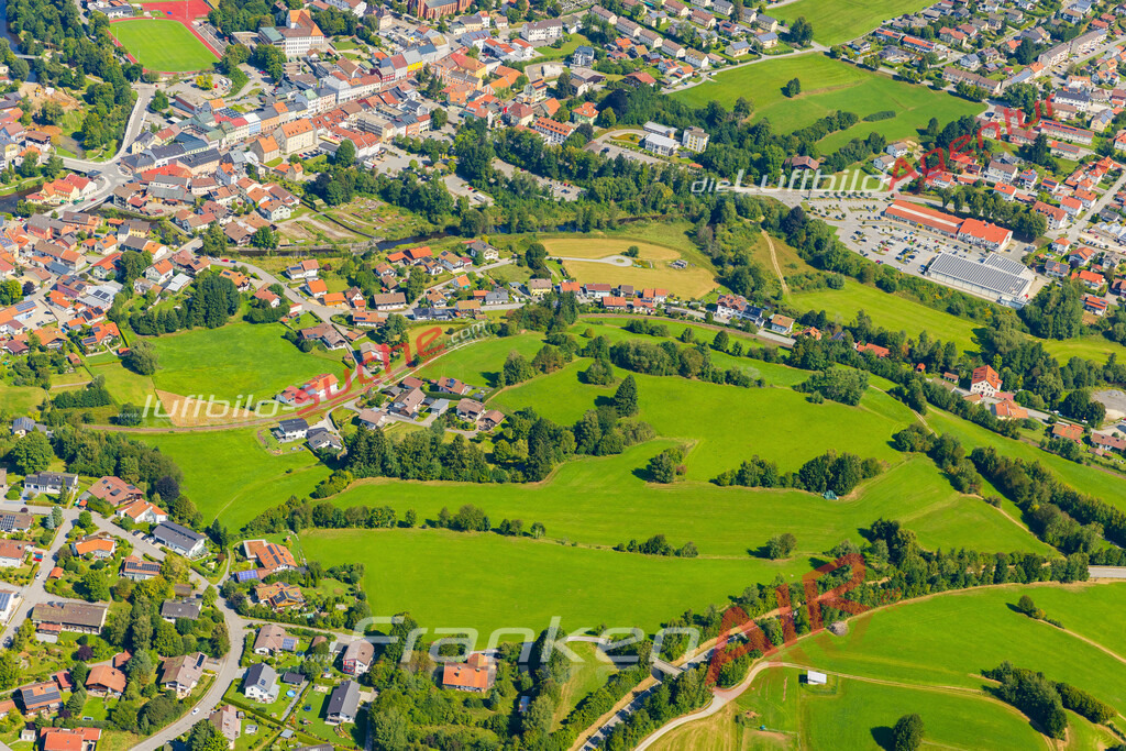 zwiesel-bild-von-oben-5287-jahr-2025 | Luftaufnahme der Stadt Zwiesel - Die Luftaufnahme wurde 2025 vom UL-Flugzeug heraus erstellt ( keine Drohne ) - Hochauflösende Luftaufnahme - für professionelle Ausdrucke geeignet. Die Geschenkidee !Mit Lizenz und Bildrechte bestellbar