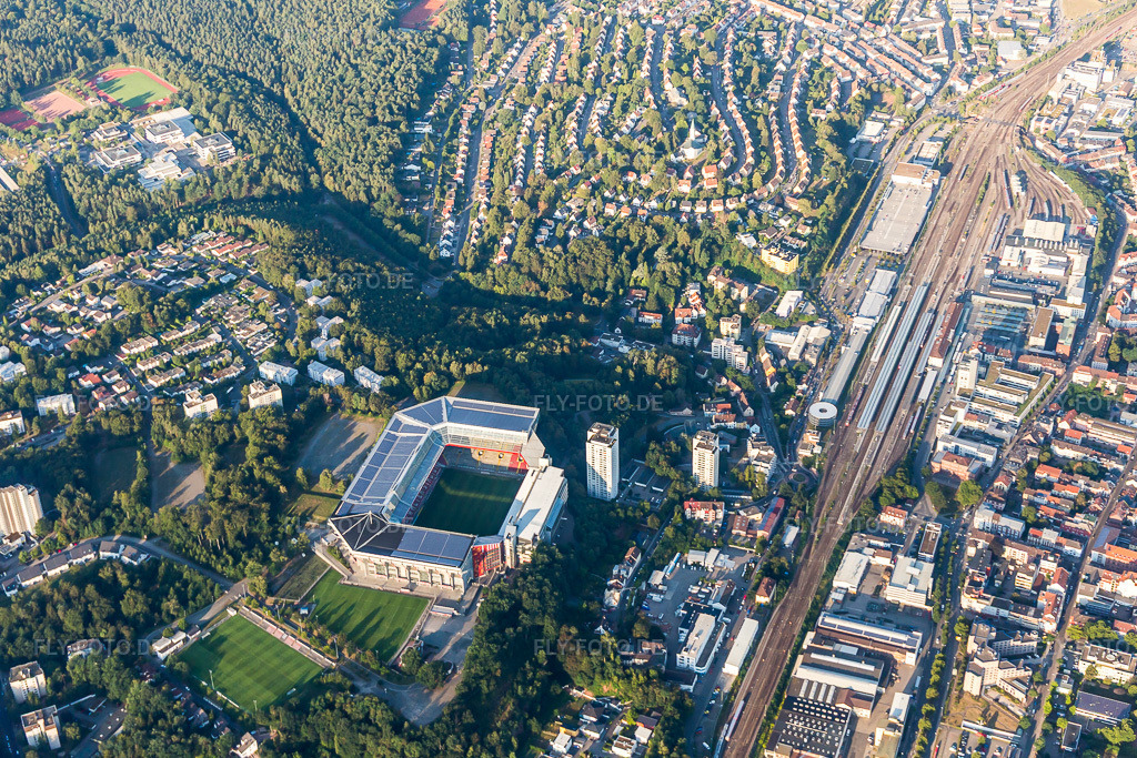 Luftbild: Fritz-Walter-Stadion in Kaiserslautern im Bundesland Rheinland-Pfalz in Deutschland. Foto: IMG_109789.jpg vom 06.08.2018 durch Werner Riehm/FLY-FOTO.de