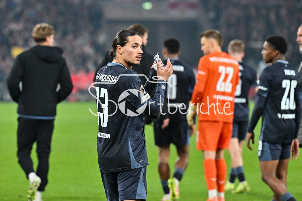 VfB Stuttgart - Feyenoord Rotterdam | STUTTGART, DEUTSCHLAND - 6. NOVEMBER: die Mannschaft aus Rotterdam bedankt sich nach der Partie bei den mitgereisten Fans beim Ligaspiel zwischen dem VfB Stuttgart und Feyenoord Rotterdam am 4. Spieltag der Europa League in der MHP-Arena am 06.11.2025 / Anis Hadj MOUSSA (Feyenoord Rotterdam 23)
