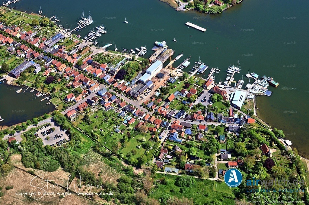 Luftbild Stadt Arnis - Die Schifferkirche aus dem Jahr 1637 | Die Schifferkirche aus dem Jahr 1637 (erster Gottesdienst 1673) ist eine der wichtigsten Sehenswürdigkeiten von Arnis. Der ursprünglich als Steinbau geplante Gottesdienstort wurde nach dem Untergang eines Schiffes mit Backsteinen aus Gotland doch als Fachwerkkirche errichtet. Besonders beeindruckend ist die Kanzel aus dem Jahr 1573, die nach einer Sturmflut von der untergegangenen Insel Nordstrand angeschwemmt wurde. Von der Decke hängen Votivschiffe, die dankbare Seeleute als Geschenk für ihre Rettung aus Seenot stifteten. Die Kirche steht an der Parkstraße 118