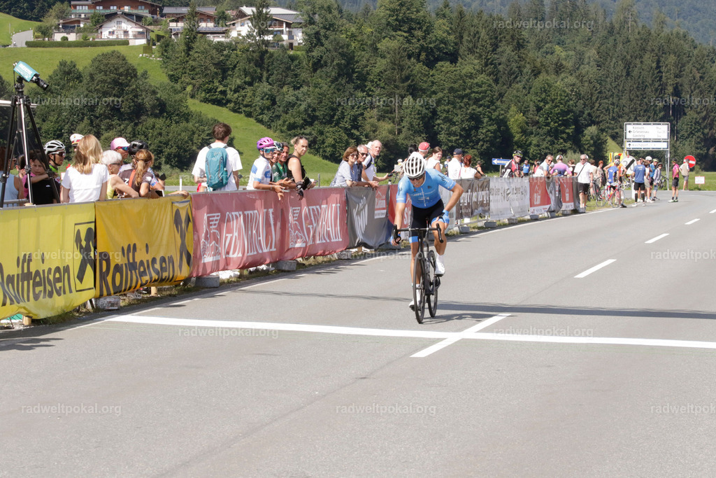980_20230817_Bewerb_Maenner_Muehlanger | AUT - OESTERREICH, 2023-08-16: SPORT RENNRAD-FAHREN - 55. INTERNATIONALER RADWELTPOKAL IN ST. JOHANN IN TIROL  - Vintage-Radrennen mit WM-Bronze-Medaillen-Siegerin Christina Schweinberger, den Teilnehmer und Alexander Baumann (vom Orginastions-Team) - TAG 2 BEWERB MAENNER IN SECHS GRUPPEN  ; Foto: Roland Muehlanger