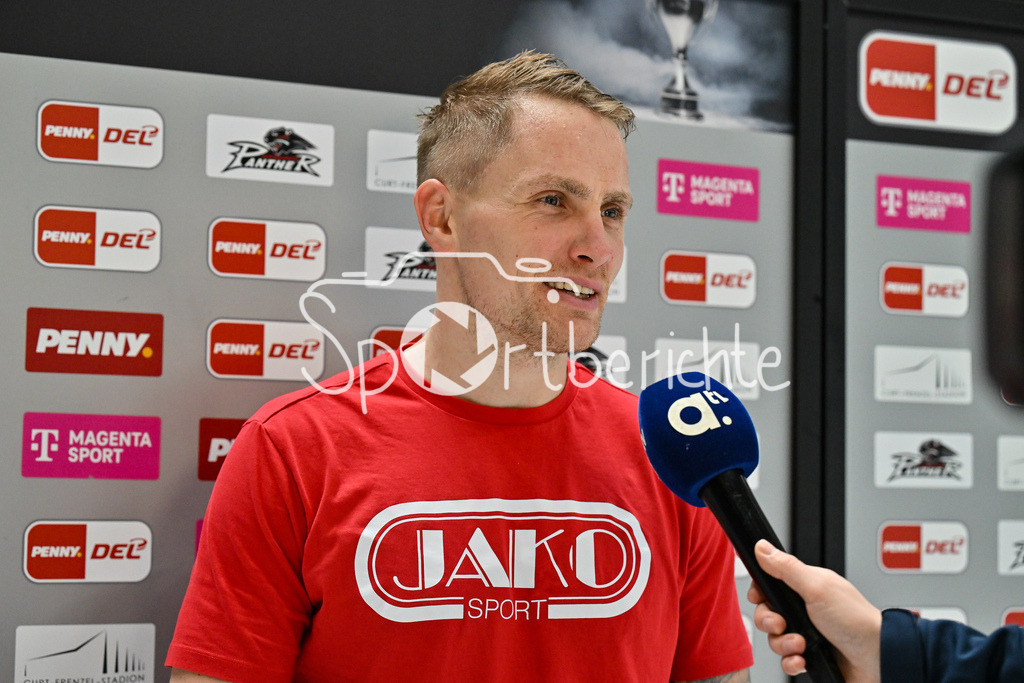 Augsburger Panther - Schwenninger Wild Wings | beim interview von ATV nach der Partie  Markus KELLER (Augsburger Panther #35) / Freisteller / Einzelfoto / DEL: Augsburger Panther - Schwenninger Wild Wings, Curt Frenzel Stadion am 02.02.2025
