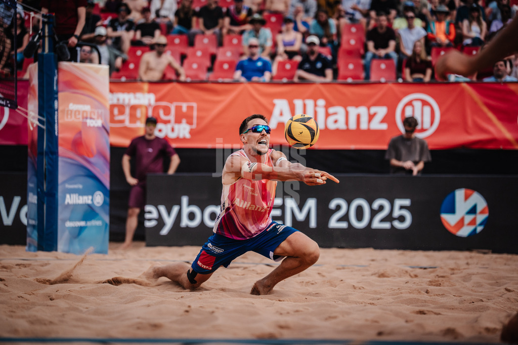Beachvolleyball | Männer | Allianz German Beach Tour 2025 | Tourstop München | 11.07.2025 | David Poniewaz spielt den Ball