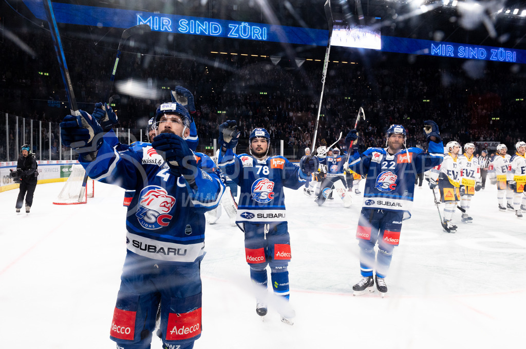 Swiss National League Final Game 2: ZSC Lions - EV Zug | 20.04.2022, Zürich, Hallenstadion, Swiss National League Final Game 2: ZSC Lions - EV Zug, jubelnde Zürcher mit #4 Patrick Geering (ZSC), #78 Kyen Sopa (ZSC) und #22 Tommi Kivistö (ZSC). - Realisiert mit Pictrs.com