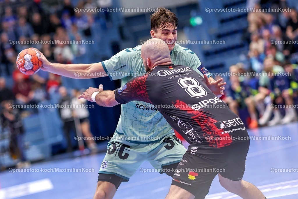 Gum25032501094 | 25.03.2025, Handball, European League - Play-Offs, VfL Gummersbach - MT Melsungen, Schwalbe-Arena: Julian Köster (GUM #7) gegen Adrian Sipos (MT Melsungen #8) 