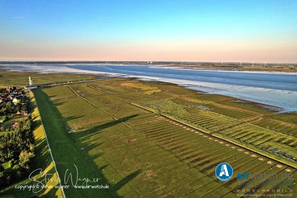 Luftbild Nordstrand, Suederhafen, An de Wehl, Evensbüller Chaussee, Husumer Bucht | Luftbild Nordstrand, Suederhafen, An de Wehl, Evensbüller Chaussee, Husumer Bucht - Beide Straßen liegen in einem ruhigen, ländlich geprägten Bereich der Nordseeinsel und beherbergen sowohl Wohngebäude als auch Ferienunterkünfte und landwirtschaftliche Betriebe.