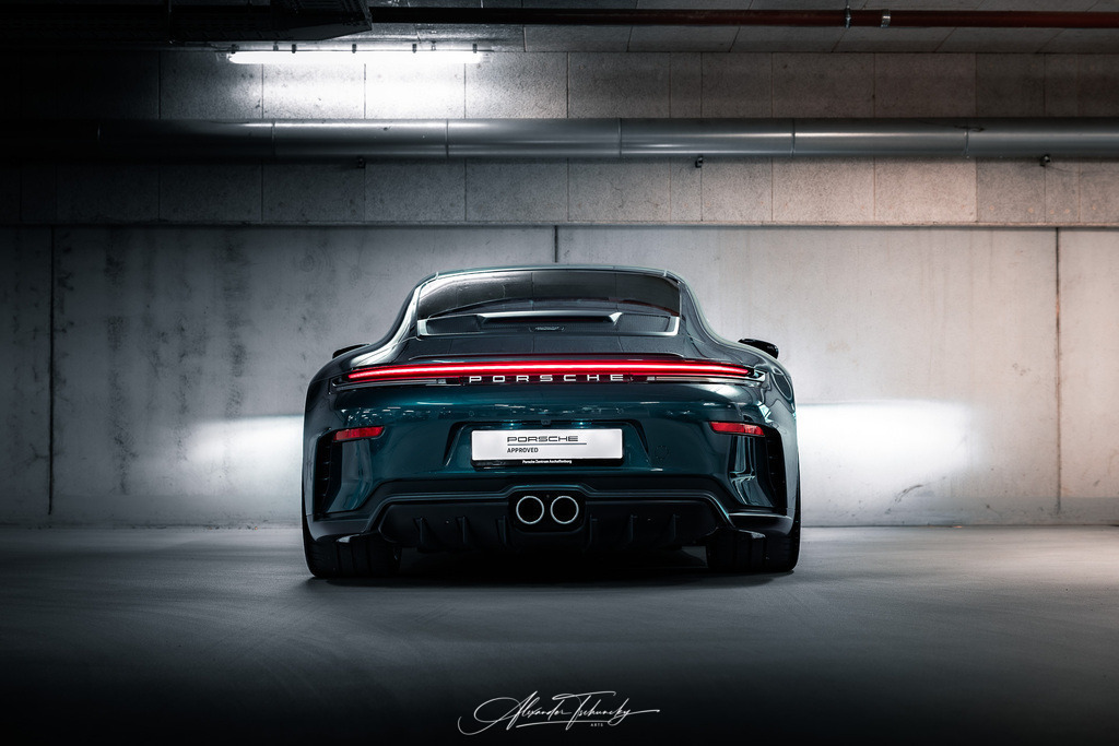 911 GT3 Touring Arlogrünmetallic | Entdecken Sie die faszinierende Welt von Alexander Tschuncky Arts: Kreative Fotografie, atemberaubende Automobilkunst und hochwertiger Bilderdruck. Lassen Sie sich inspirieren! - Realisiert mit Pictrs.com