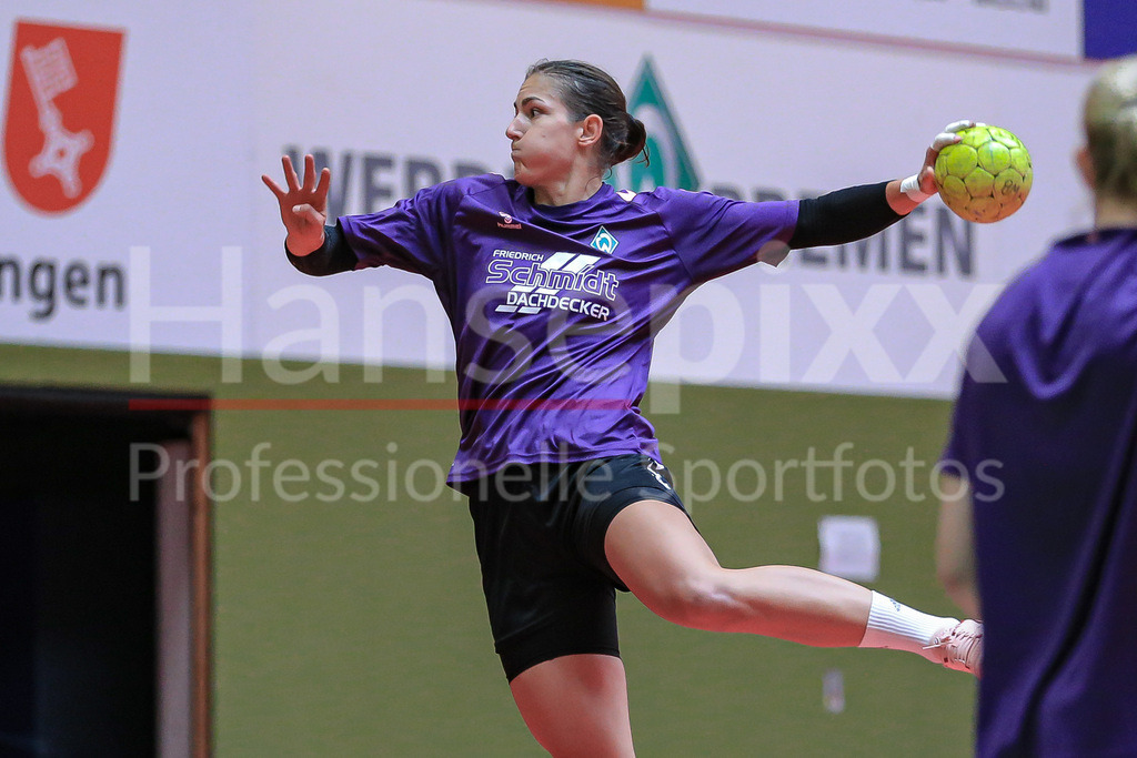 Handball, 2. Bundesliga Frauen, Training SV Werder Bremen | v.li.: Anna Lena Bergmann (SV Werder Bremen, 25) am Ball, Spielszene, Aktion, Action