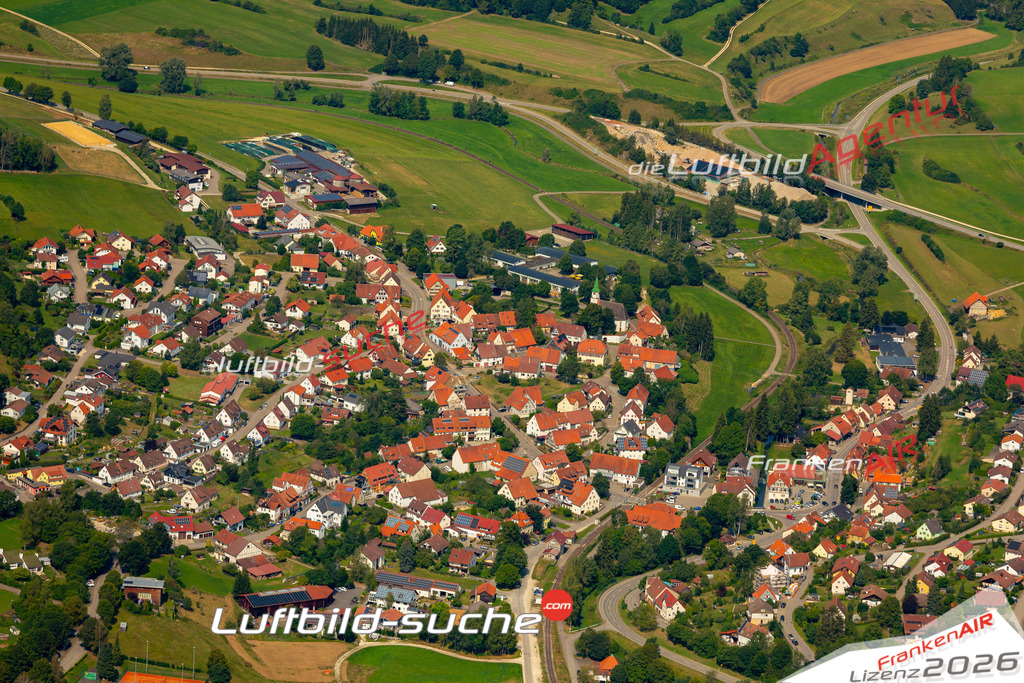 Das Luftbild zeigt :  Gomadingen - Die Luftaufnahme wurde 2024 vom UL-Flugzeug aus erstellt ( keine Drohne ) - Hochauflösende Luftaufnahme - Für grossformatige Ausdrucke geeignet. Die Geschenkidee !Mit Lizenz und Bildrechte bestellbar