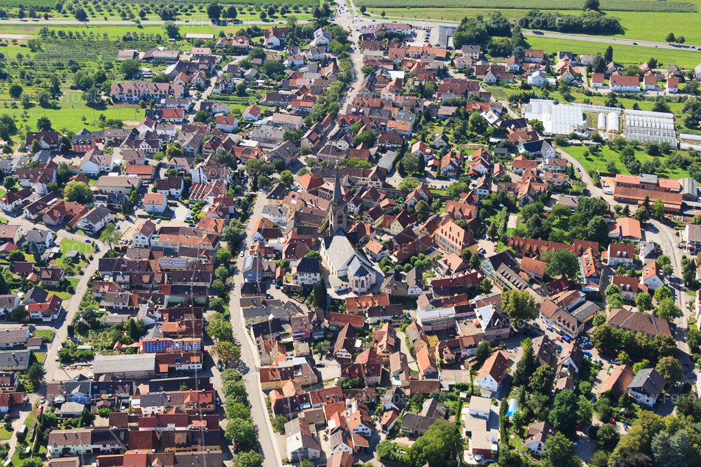 Luftbild: Ortsansicht von Osten mit Kirche St. Jakobus im Ortsteil Steinbach in Baden-Baden im Bundesland Baden-Württemberg in Deutschland.Foto: IMG_31351.jpg vom 09.08.2010 durch Werner Riehm/FLY-FOTO.deAuflösung des Originals: 4564 x 3043 px