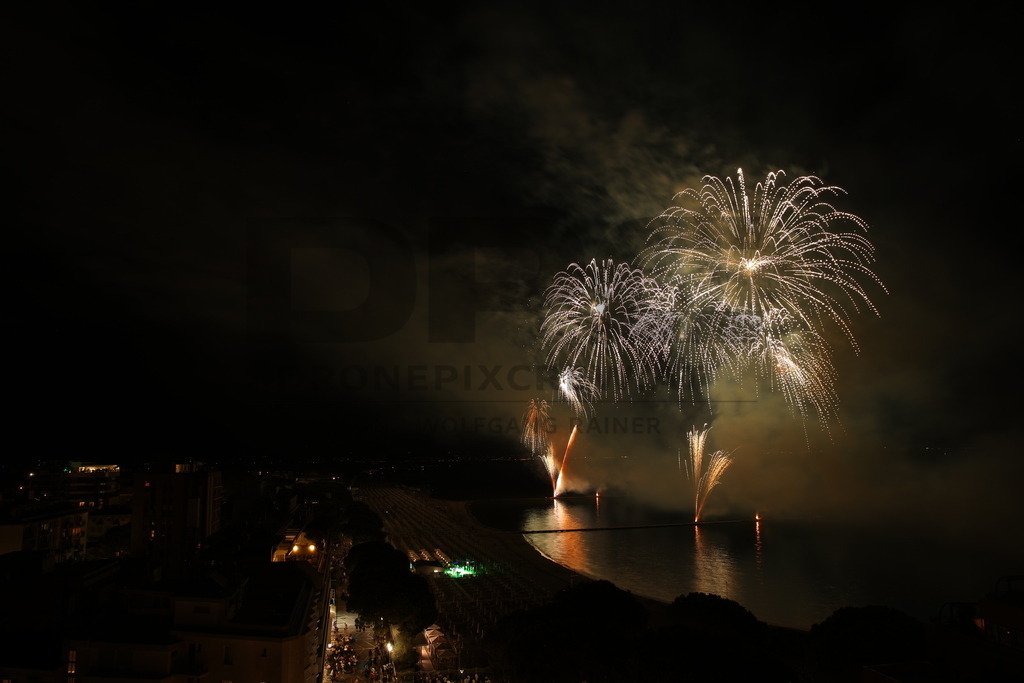 Ferragosto Fireworks in Grado, Italy | GRADO, ITALY, 15.AUG.26 - FIREWORKS - Ferragosto fireworks over the Adriatic Sea in Grado, Italy. Colorful fireworks light up the night sky above the beach, coastline and waterfront during the traditional summer celebration. - Realisiert mit Pictrs.com