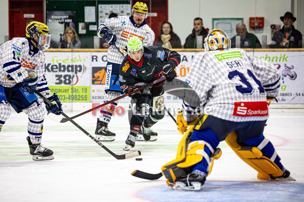 Peißenberg MINERS gegen ESC Geretsried RIVERRATS | Eishockey Bayernliga 2025/26 Vorrunfe, Peißenberg MINERS gegen ESC Geretsried RIVERRATS, 20251019,Ryan MURPHY (MINERS 15) in Aktion,2025-10-19 in Peißenberg (flatbuy Arena Peißenberg), Ryan MURPHY (MINERS 15), Christoph FRANKENBERG (ESC Geretsried RIVER RATS 16), Korbinian SERTL (ESC Geretsried RIVER RATS Goali 31)Copyright: WolfgangxLindner www.foto-lindner.de