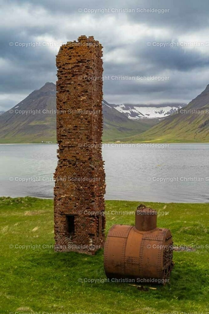 Jenga II | Überreste einer Walfangstation, Island - Realisiert mit Pictrs.com