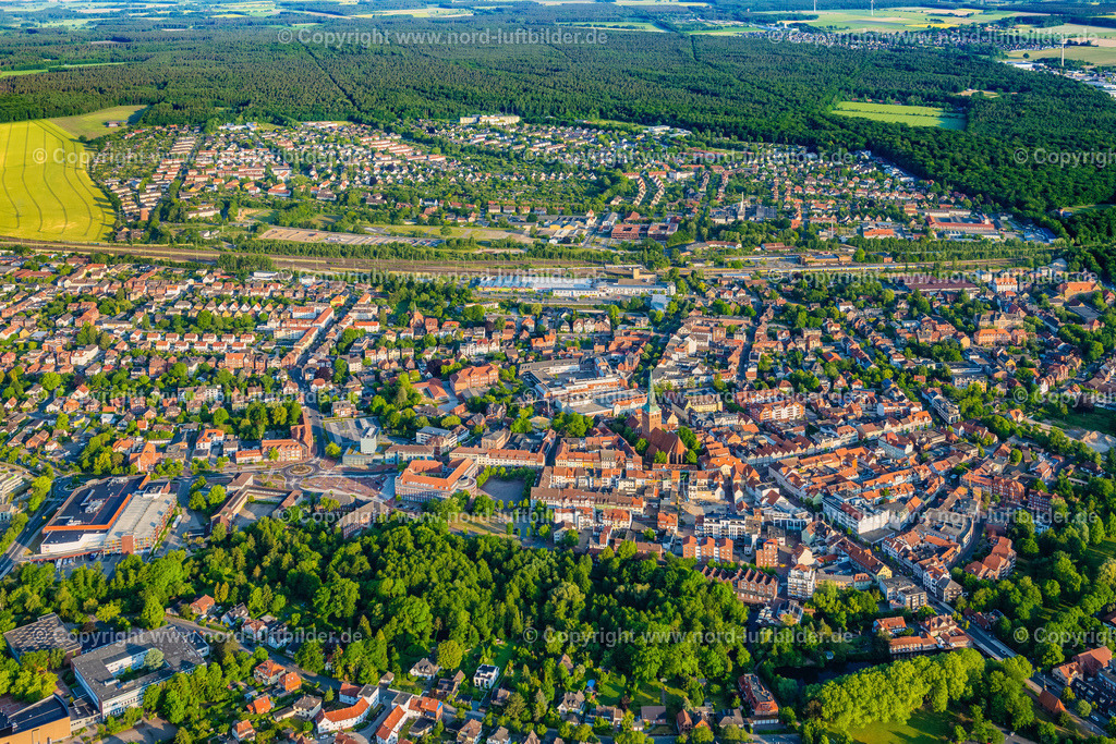 Uelzen_ELS_3405050623 | UELZEN 05.06.2023 Stadtansicht des Innenstadtbereiches in Uelzen im Bundesland Niedersachsen, Deutschland. // City view on down town on street Gross Liederner Strasse in Uelzen in the state Lower Saxony, Germany. Foto: Martin Elsen