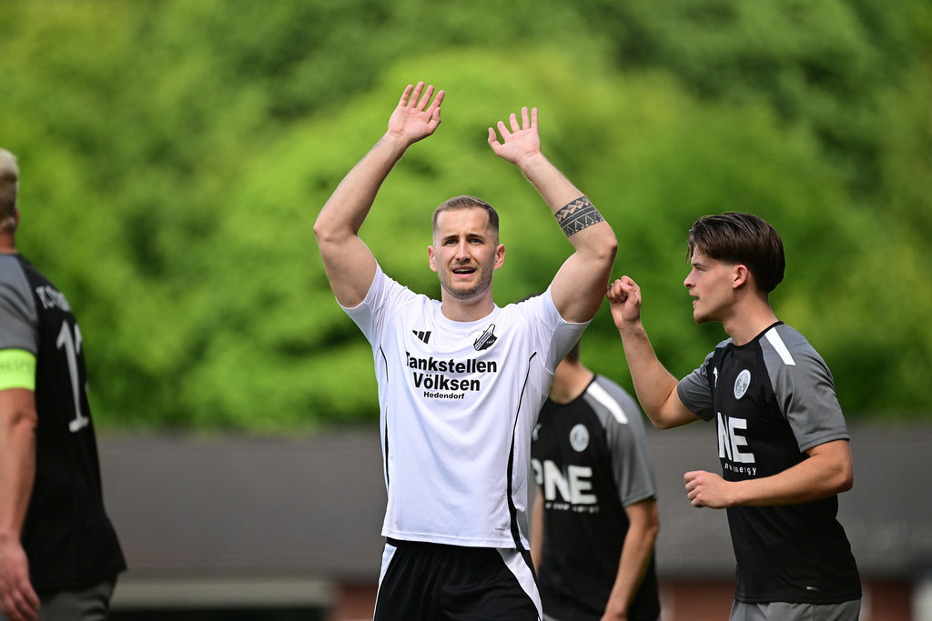 Fußball I Herren I Saison 2024-2025 I Bezirksliga I 34. Spieltag I VSV Hedendorf-Neukloster - FC Cuxhaven | Der Sportfotograf. - Realisiert mit Pictrs.com