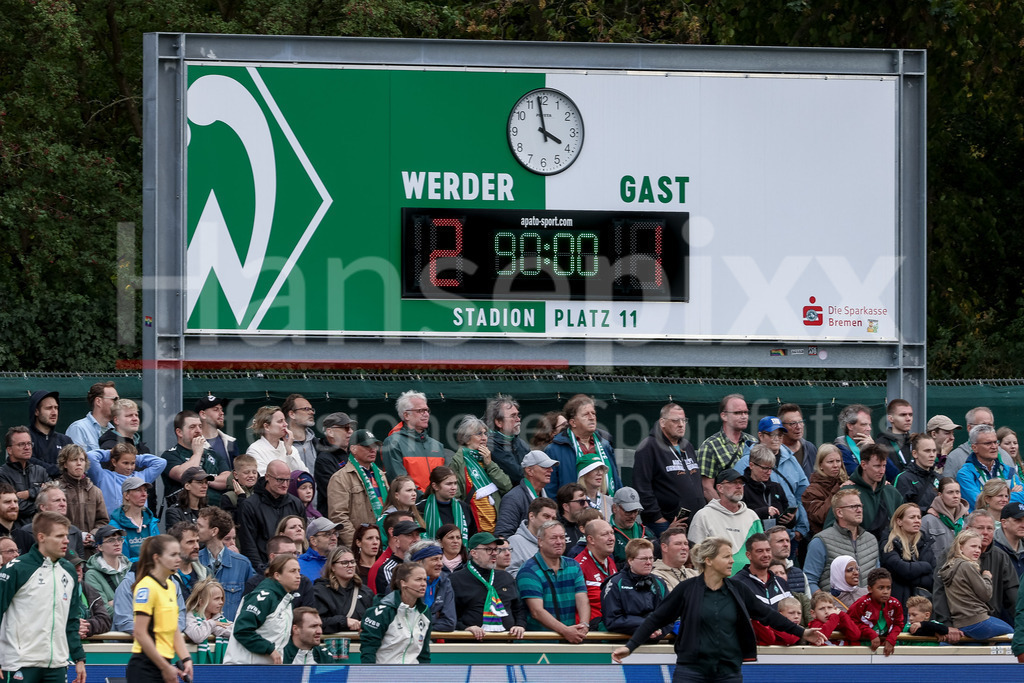 Fussball, Google Pixel Frauen-Bundesliga, SV Werder Bremen - TSG 1899 Hoffenheim | Die Anzeigetafel zeigt den Spielstand von 2:1 an, Ergebnis, Zwischenergebnis, Endergebnis, Endstand, Tore, Videowall, Videowand, Anzeige, DIE DFB-RICHTLINIEN UNTERSAGEN JEGLICHE NUTZUNG VON FOTOS ALS SEQUENZBILDER UND/ODER VIDEOÄHNLICHE FOTOSTRECKEN. DFB REGULATIONS PROHIBIT ANY USE OF PHOTOGRAPHS AS IMAGE SEQUENCES AND/OR QUASI-VIDEO.