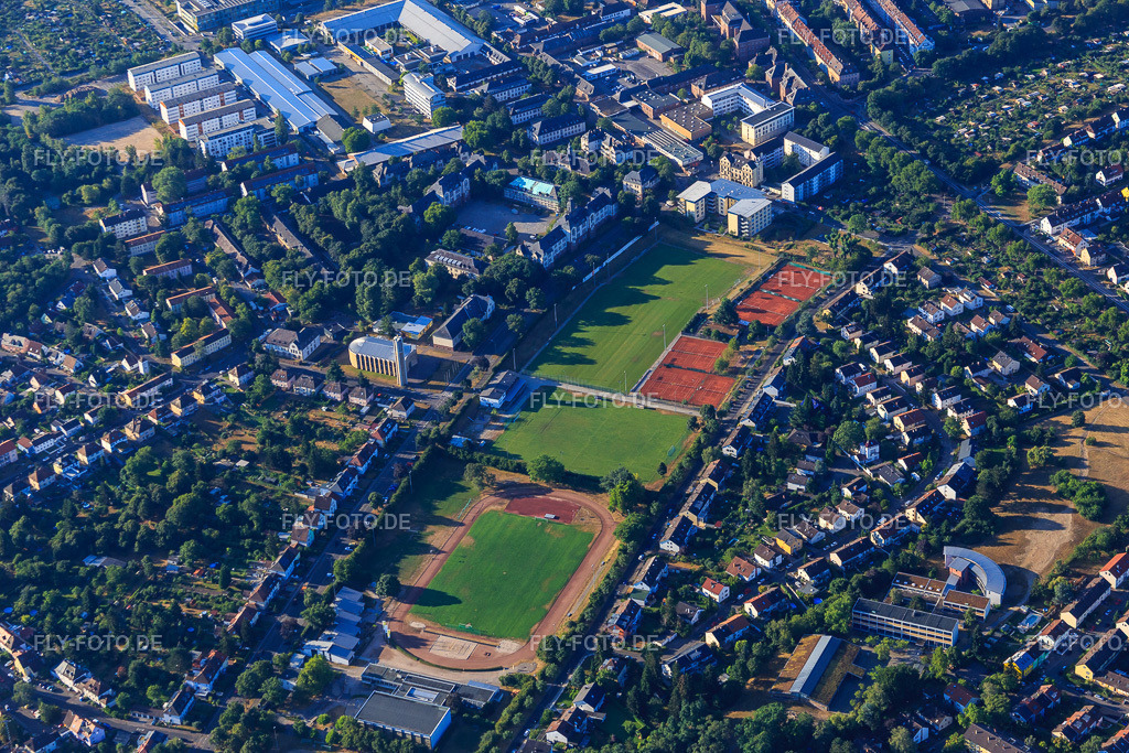 Sportplätze der Sportgemeinschaft Karlsruhe und des FC West Karlsruhe 1932 sowie Tennisplaätze des TC Karlsruhe-West e.V. http://sportgemeinschaft-karlsruhe.de/ https://fcwest.de/ http://www.tc-karlsruhe-west.de/ | Luftbild: Sportplätze der Sportgemeinschaft Karlsruhe und des FC West Karlsruhe 1932 sowie Tennisplaätze des TC Karlsruhe-West e.V. http://sportgemeinschaft-karlsruhe.de/ https://fcwest.de/ http://www.tc-karlsruhe-west.de/ im Ortsteil Nordweststadt in Karlsruhe im Bundesland Baden-Württemberg in Deutschland. Foto: IMG_083863.jpg vom 26.07.2015 durch Werner Riehm/FLY-FOTO.de - Realisiert mit Pictrs.com