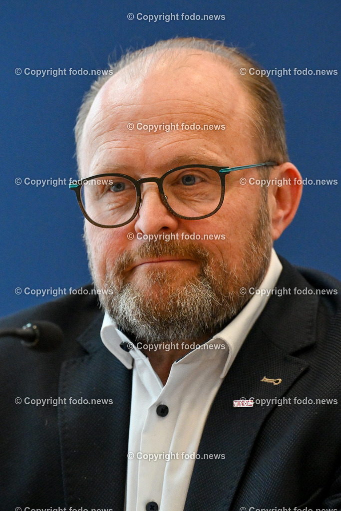Pressekonferenz LPD Ooe_ Gemeinsam Sicher mit der Pyrotechnik_ 04.12.2023-6 | 04.12.2023, Landespolizeidirektion Oberoesterreich, AUT, Pressekonferenz LPD Ooe, Kampagnenpraesentation - Gemeinsam Sicher mit der Pyrotechnik, im Bild 
Dieter Funke (WKO Gremialobmann Baustoffhandel und Pyrotechnik)